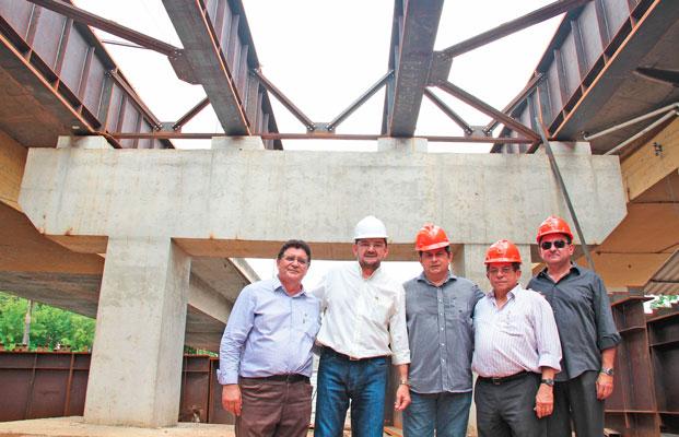 Wilson Martins em visita à obra da ponte Juscelino Kubitschek Foto: Marcelo Cardoso