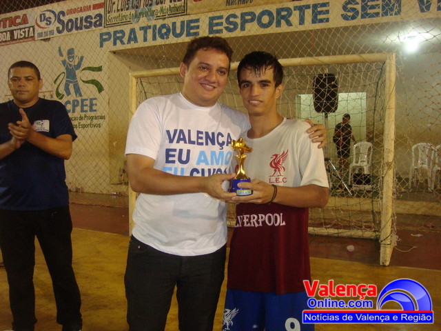 Na foto, Kássio recebe de Getúlio Gomes o troféu de artilheiro do Regional da Competição