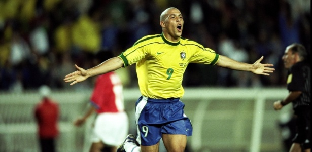 27jun1998---atacante-ronaldo-comemora-gol-durante-a-vitoria-por-4-a-1-do-brasil-sobre-o-chile-pelas-oitavas-da-copa-do-mundo-1998-1366758514171_615x300
