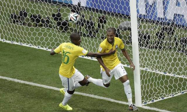 Fernandinho (à direita) e Ramires comemoram o quarto gol do Brasil - Christophe Ena / AP