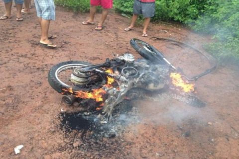 a-populacao-queimou-a-motocicleta-usada-pela-dupla-em-assaltos-356221