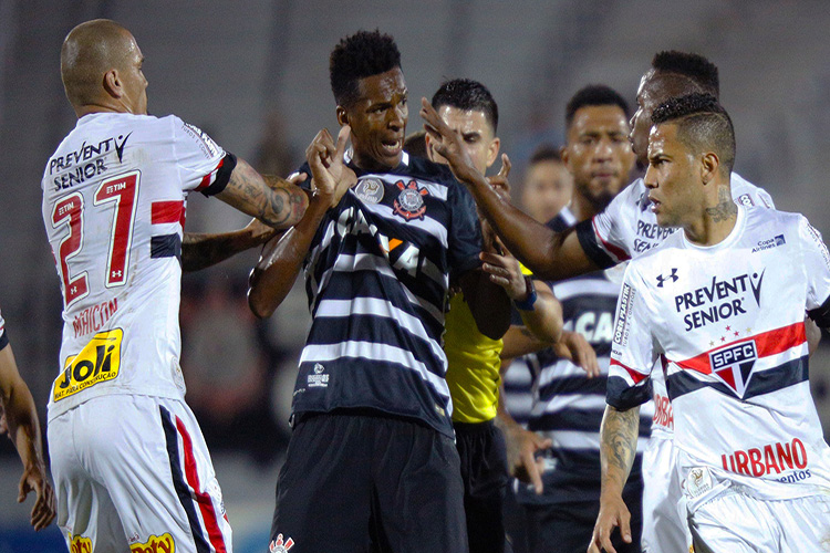 Forward Alves de Assis Silva of Corinthians (2nd L) is shoved during a first half brawl with players of Sao Paulo FC in the all-Brazilian final of the Florida Cup soccer tournament at Brighthouse Stadium in Orlando, Florida on January 21, 2017.  / AFP / Gregg Newton        (Photo credit should read GREGG NEWTON/AFP/Getty Images)